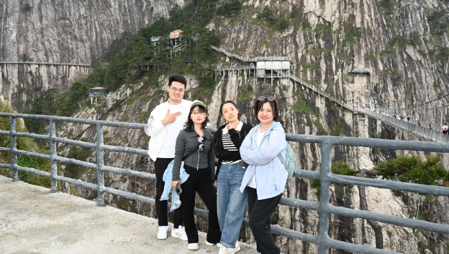 凯时尊龙人生就是博风管销售中心员工在安徽明堂山景区照片