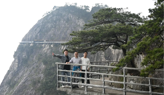 凯时尊龙人生就是博风管销售中心员工在安徽明堂山景区照片