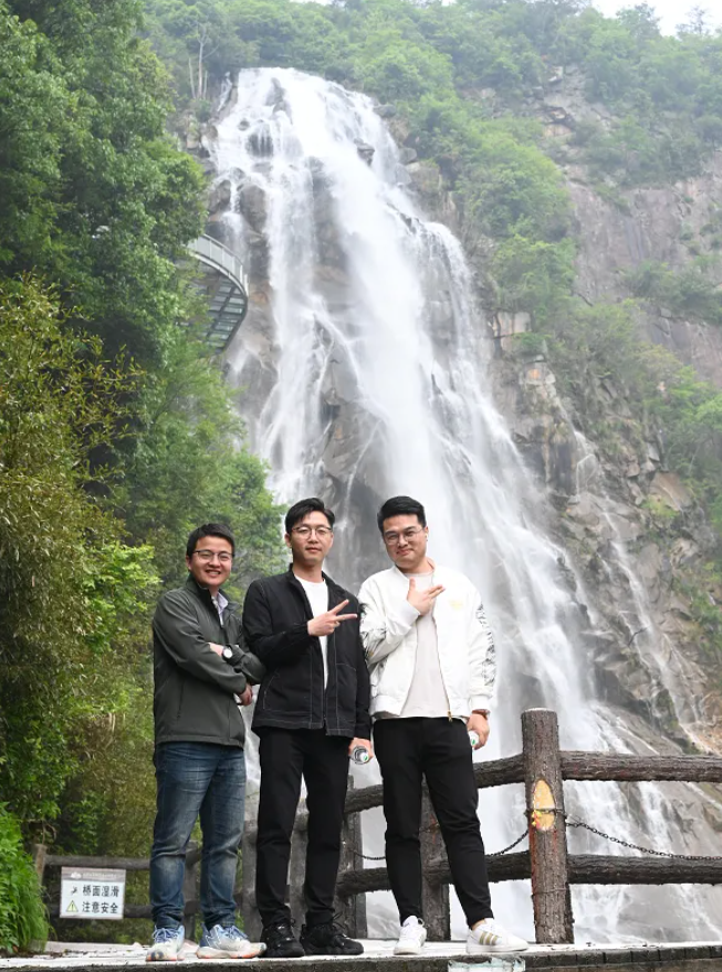 凯时尊龙人生就是博风管销售中心员工在安徽明堂山景区照片