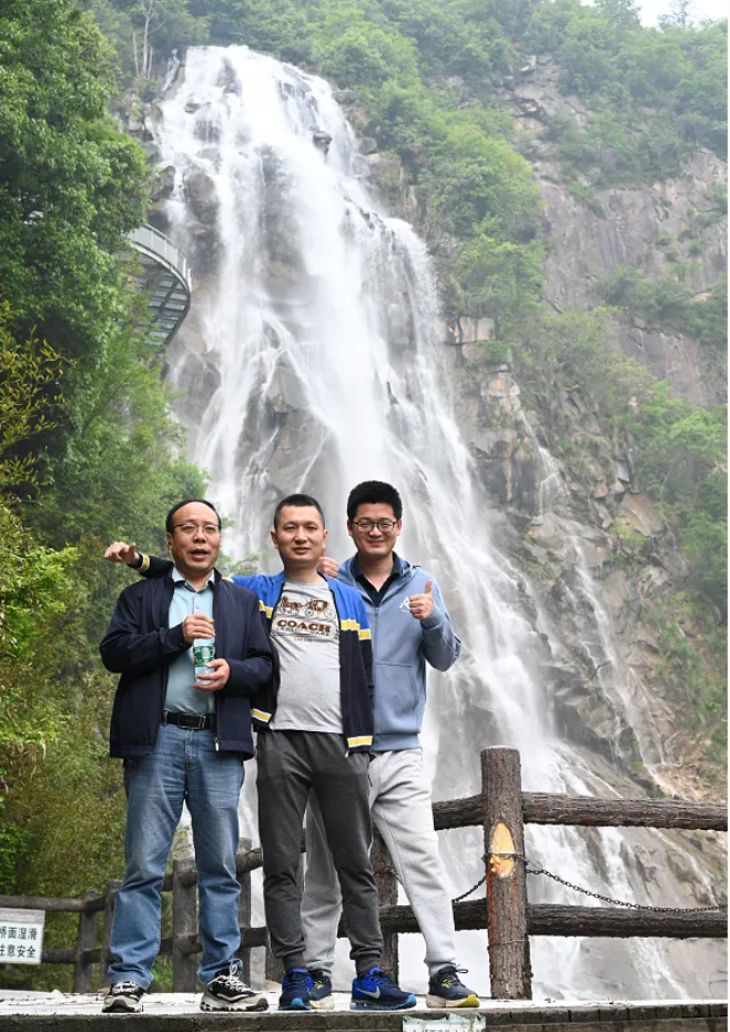 凯时尊龙人生就是博风管销售中心员工在安徽明堂山景区照片