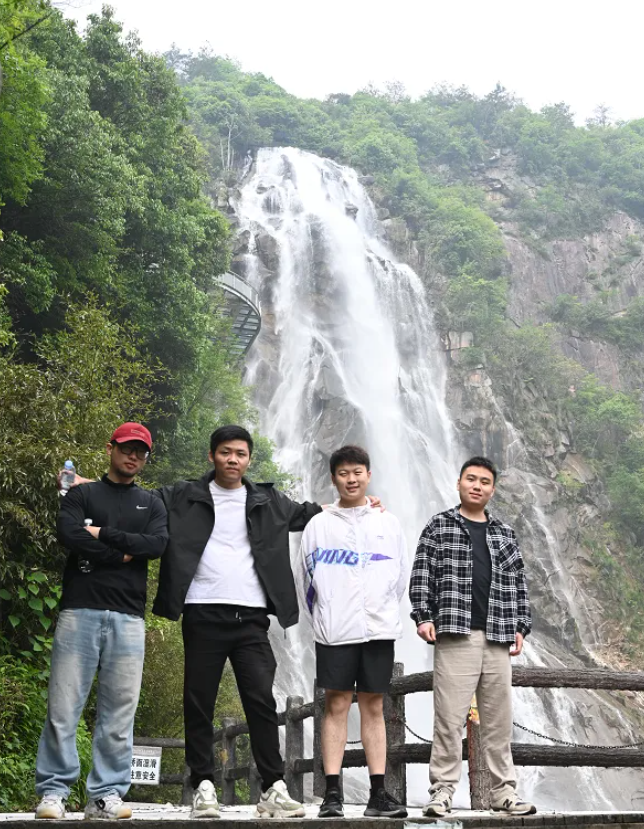 凯时尊龙人生就是博风管销售中心员工在安徽明堂山景区照片